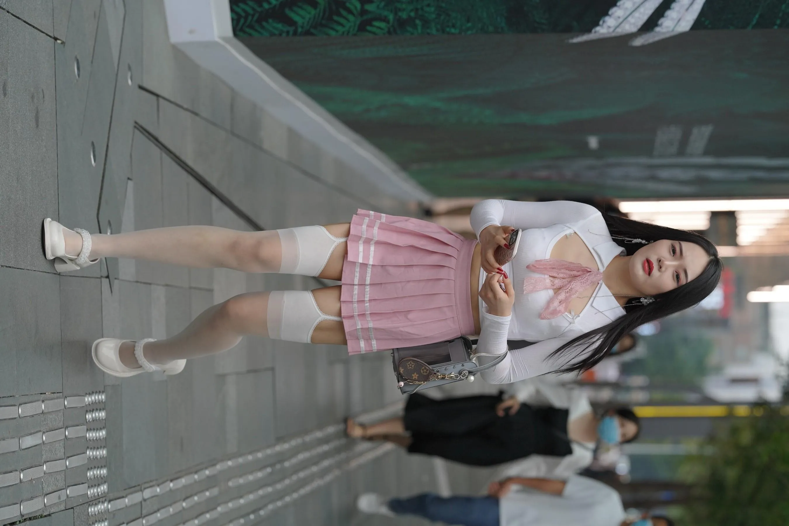 魔镜街拍 NO.161 街拍白丝吊带袜美女 [109P]插图2